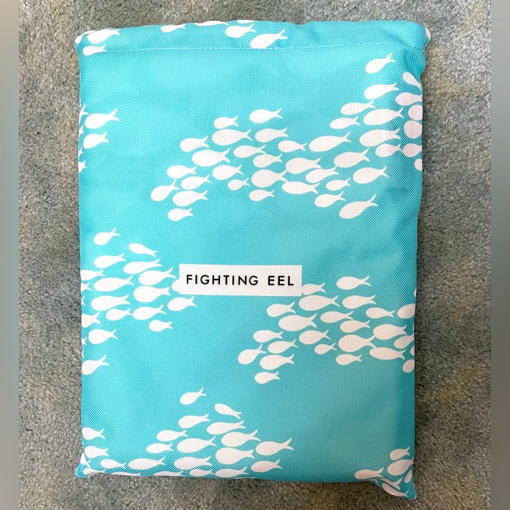 Fighting Eel NWT Beach Towel in Mint/Pool Fish